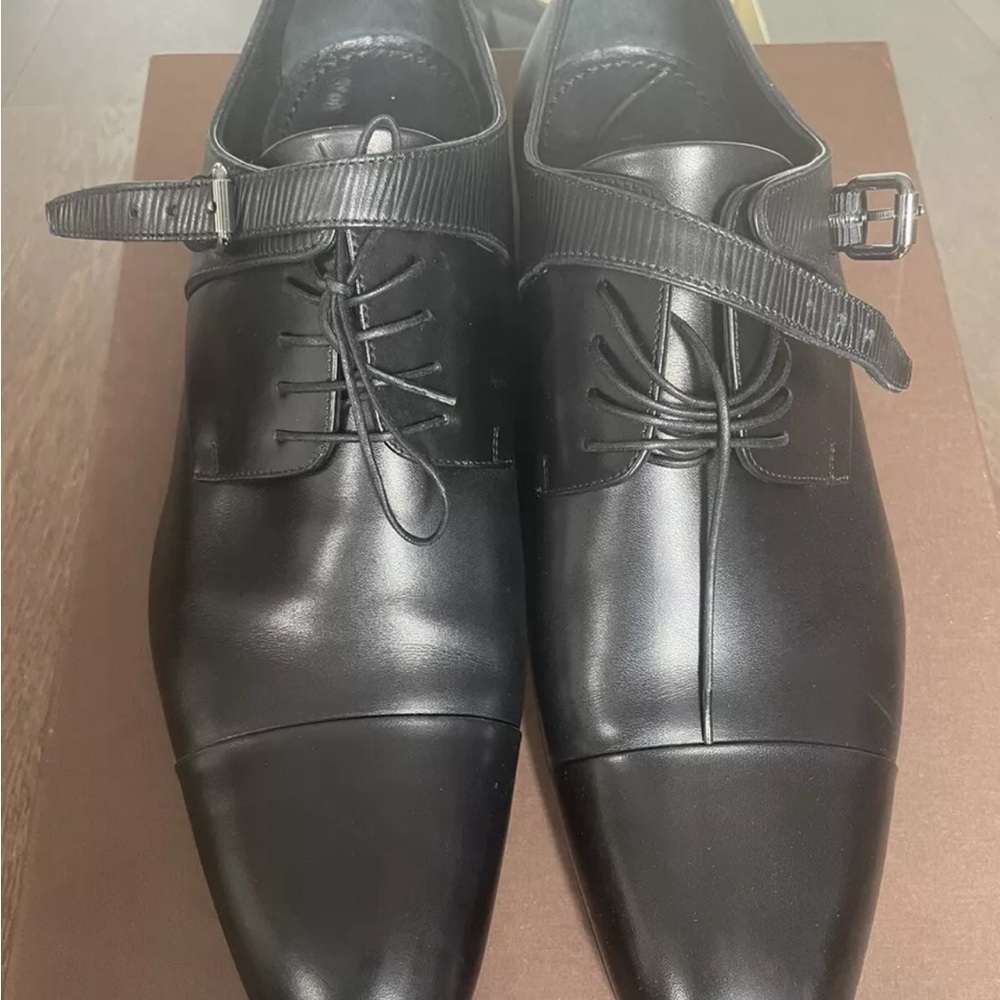 Very nice condition

Look perfectly elegant

Come with box
